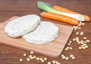 tofuburger aux légumes sur une planche en bois